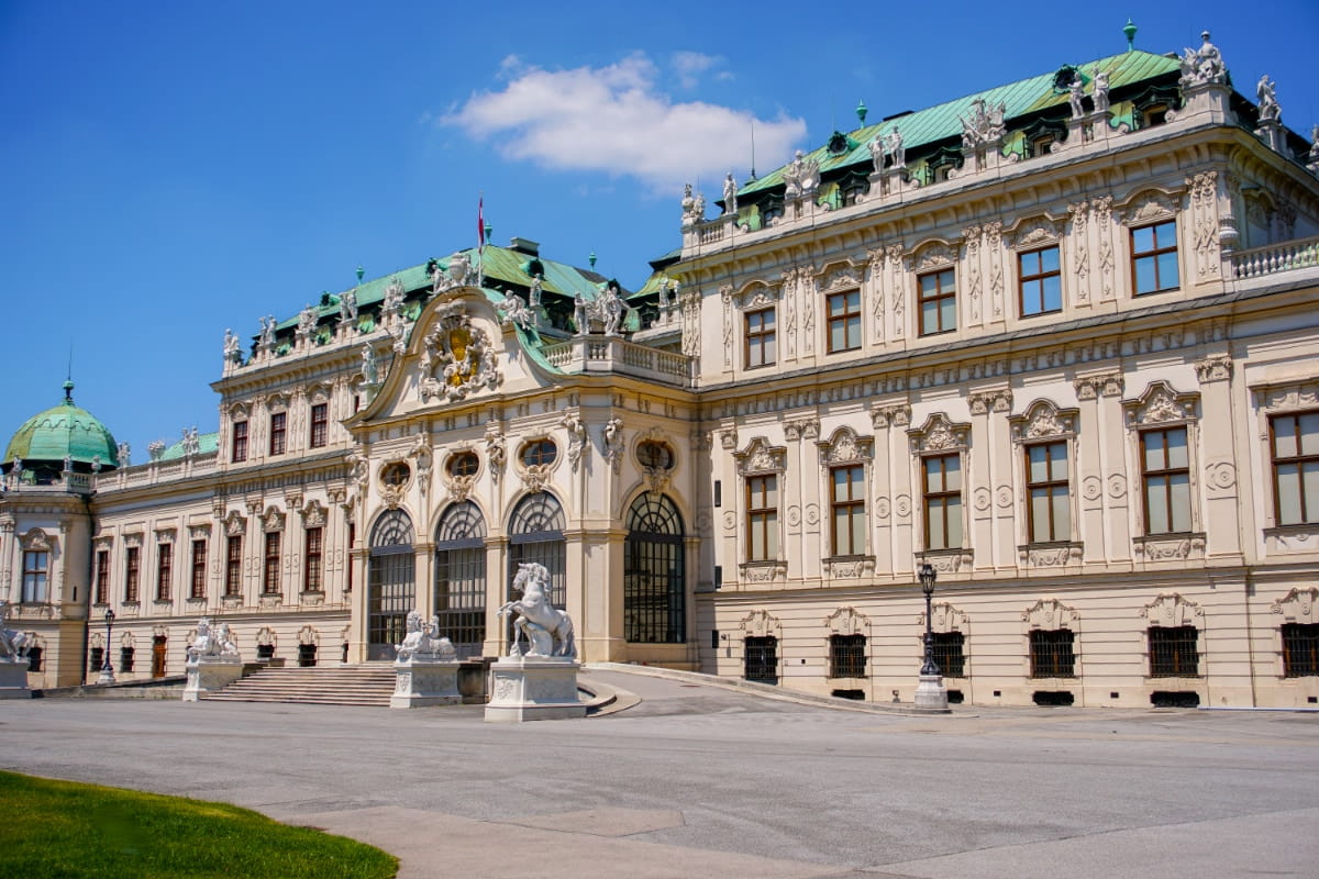 Architectural Styles of Belvedere Palace: A Blend of Baroque and Modernism